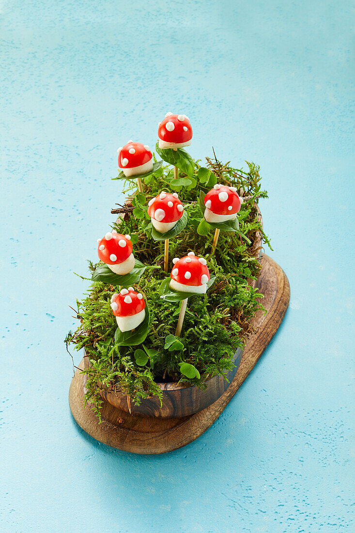 Mini toadstools made of tomatoes, basil and mozzarella (sugar-free)