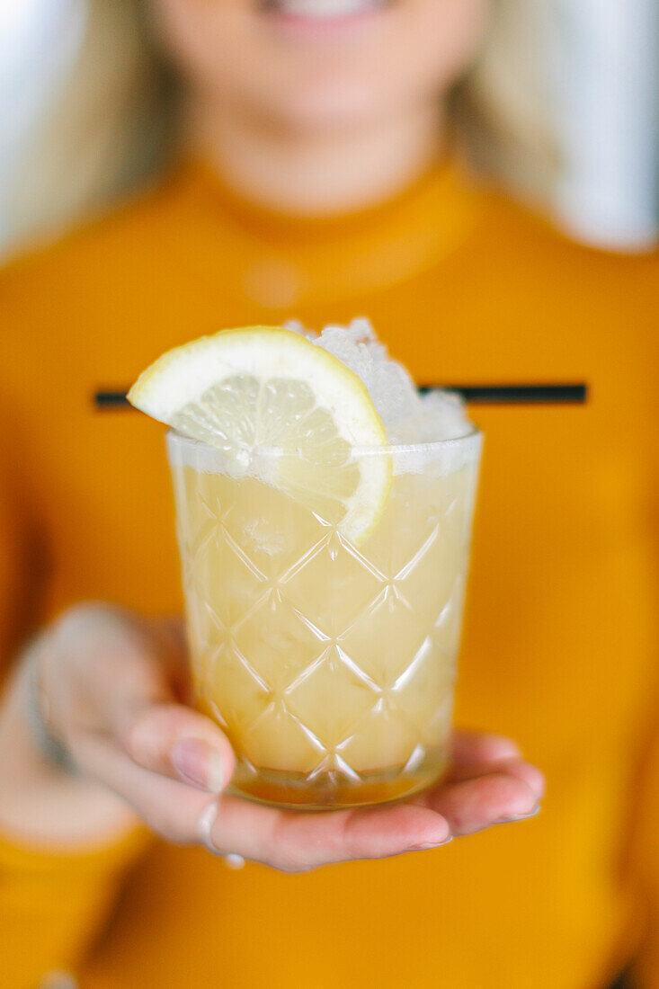 Frau mit Cocktail im Glas