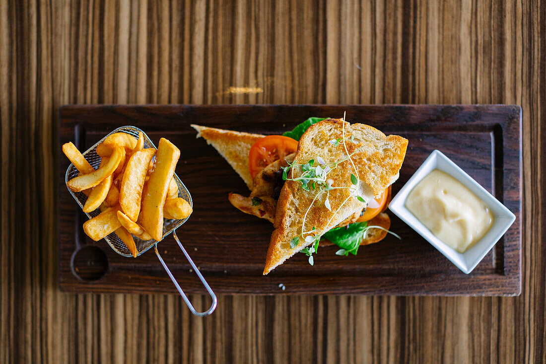 Pommes, gegrilltes Sandwich und Sauce