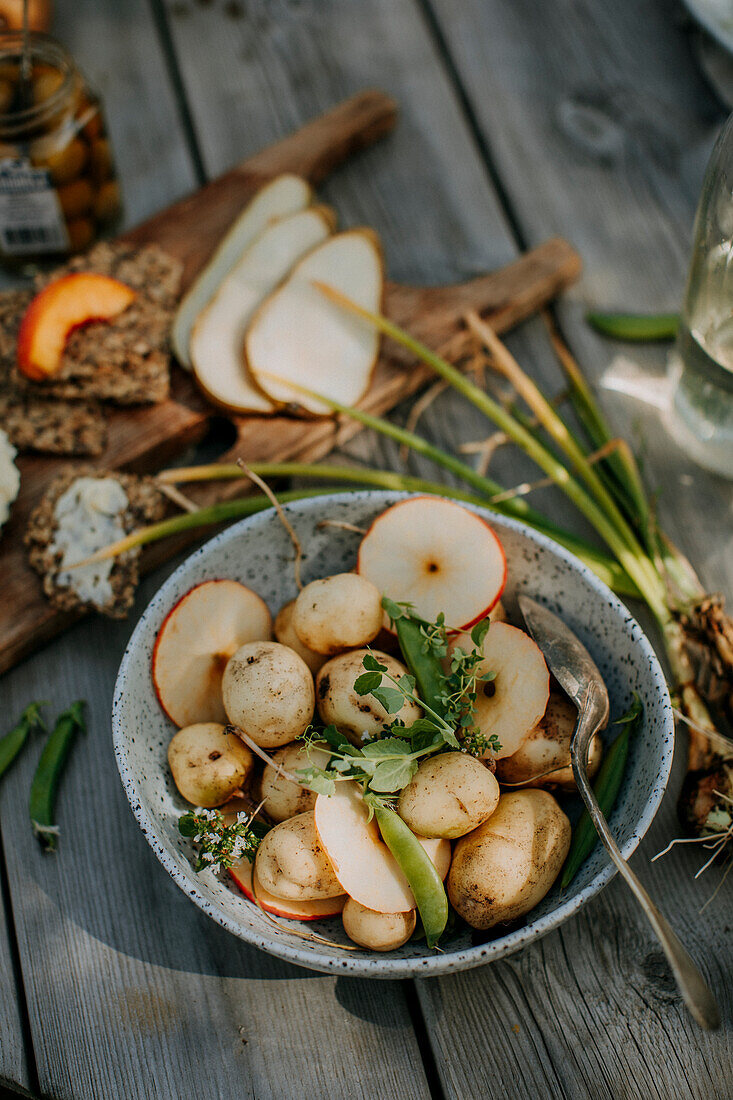 Gekochte Kartoffeln mit Äpfeln in Schüssel