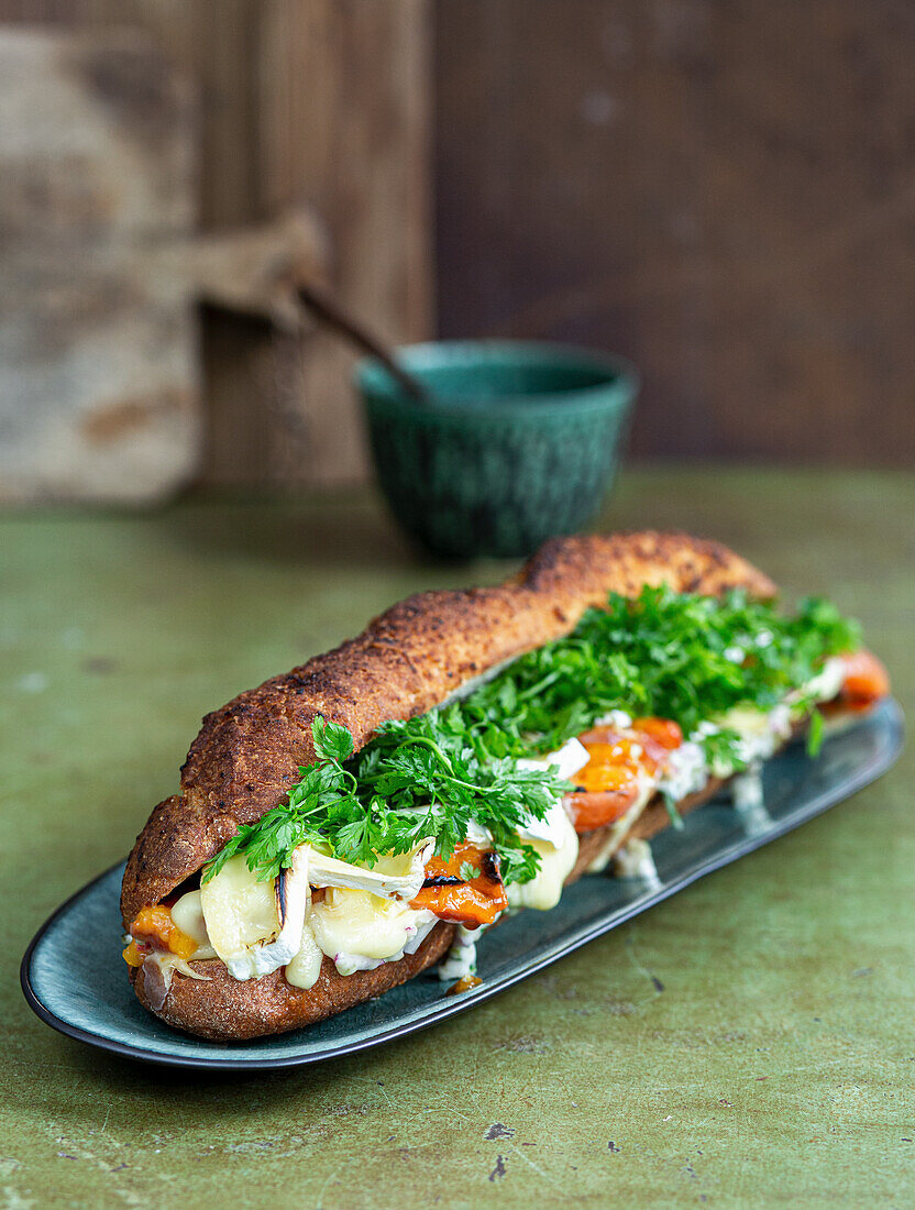 Camembert-Croque vom Grill mit Aprikosen und Oliven-Remoulade