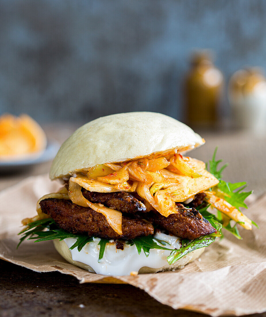 Seitan-Bulgogi mit Fenchel-Kimchi im gedämpften Bun