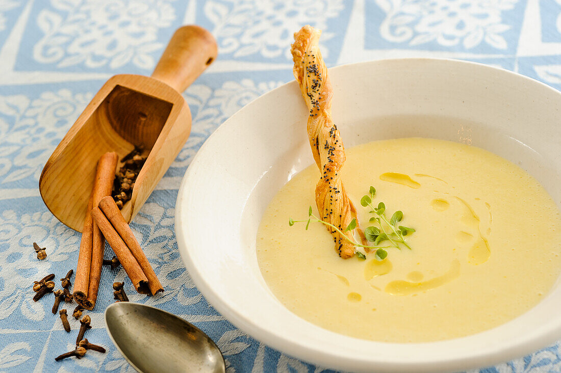 Weinschaumsuppe mit Mohnblätterteigstangerl