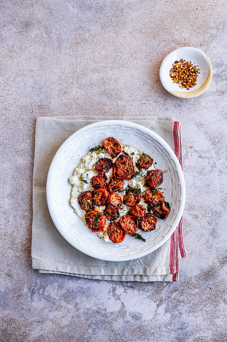 Ofentomaten mit Fenchel und Thymian serviert auf Labneh