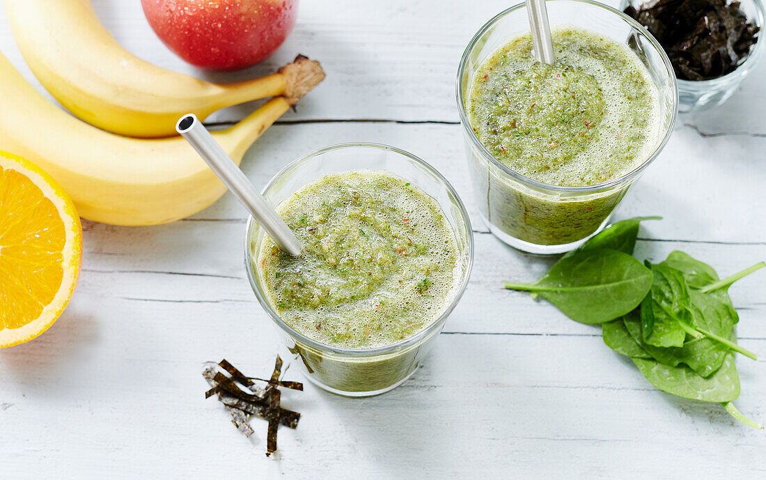 Veganer Algensmoothie mit Früchten