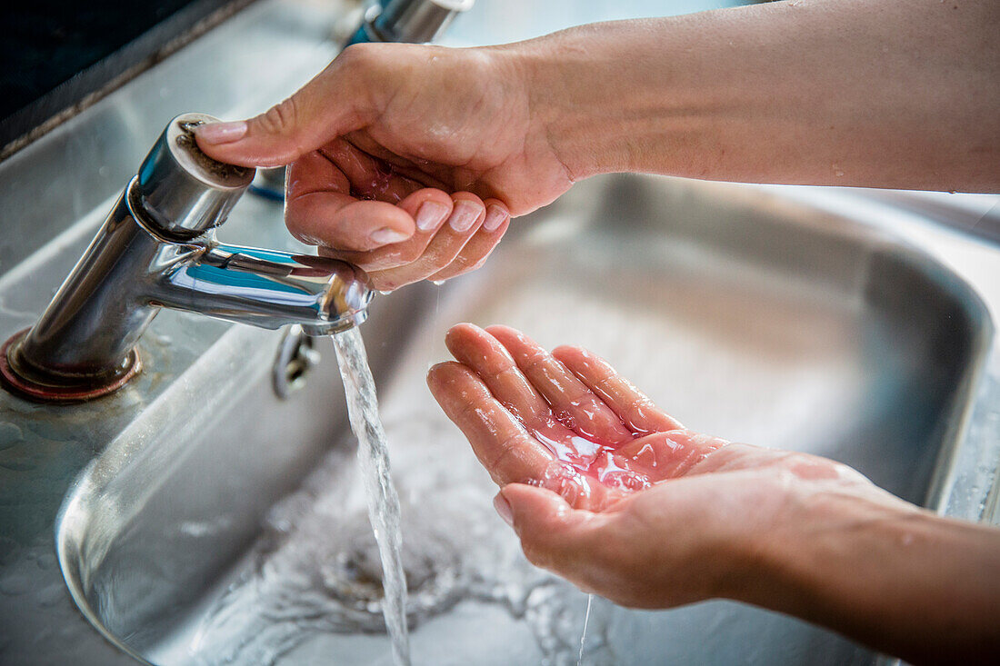 Frau beim Händewaschen