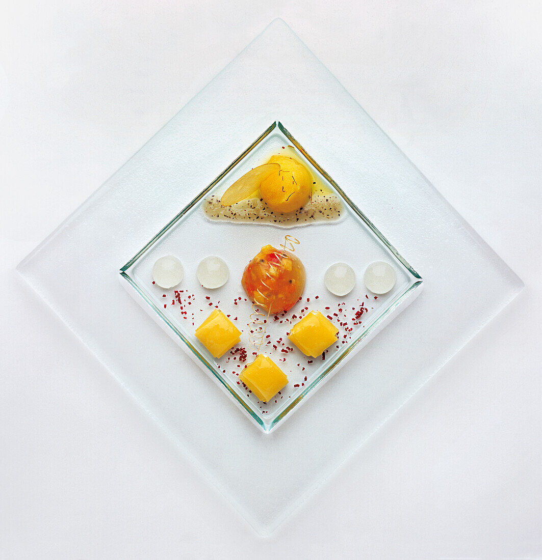 Gin-Tonic-Gelee mit Limonen-Safran-Sorbet und Mango-Ravioli