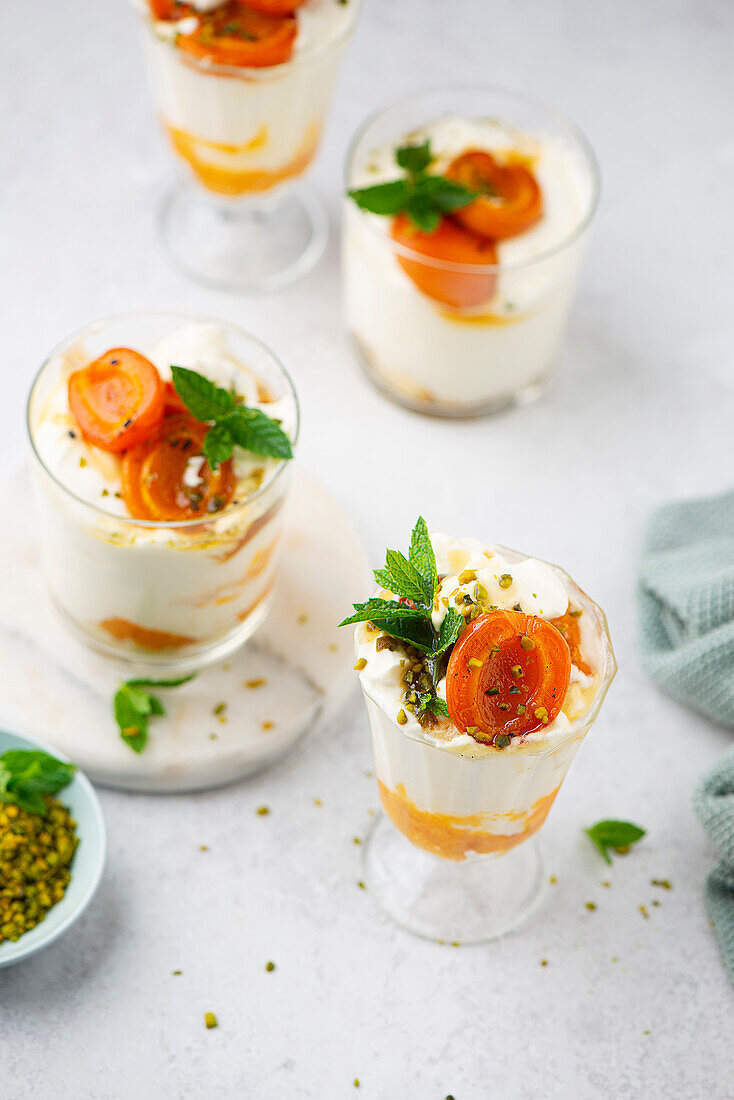 Roasted apricots and yogurt parfait