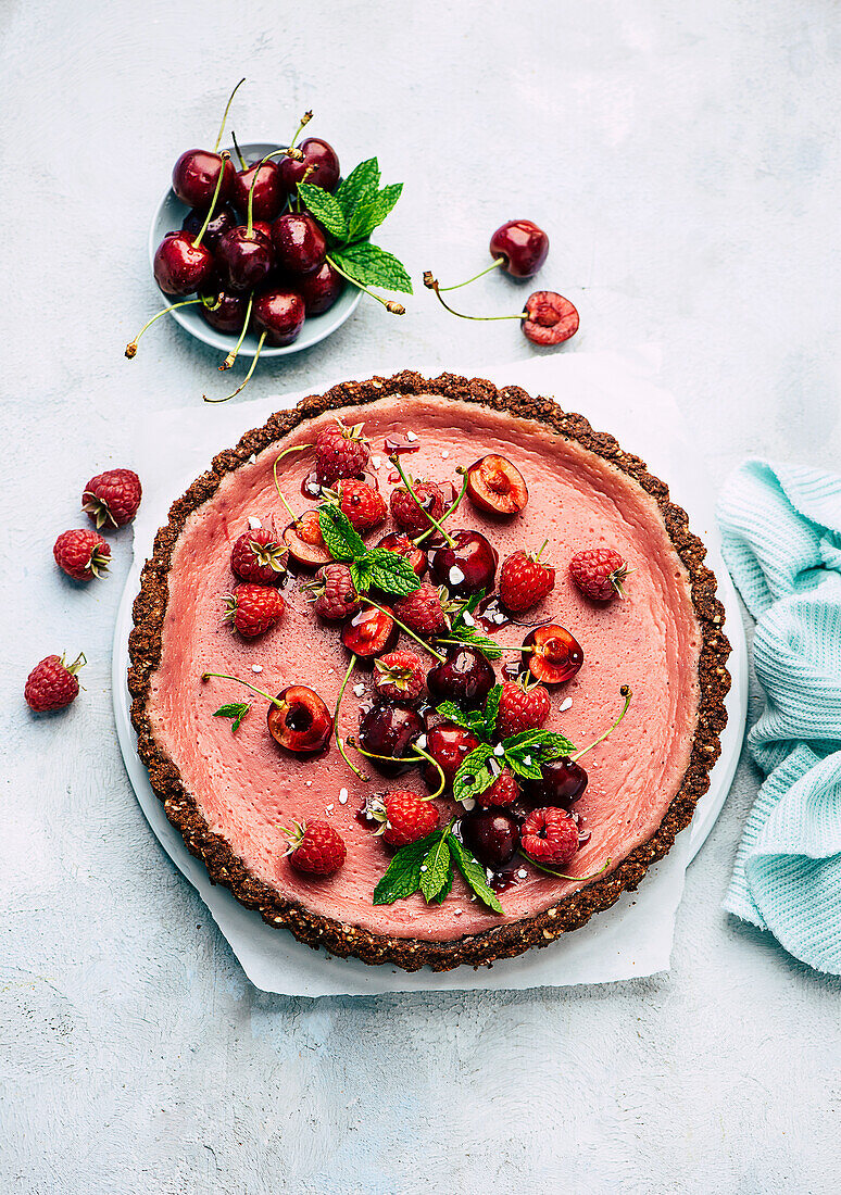 Kirsch-Käsekuchen mit Himbeeren und Minze