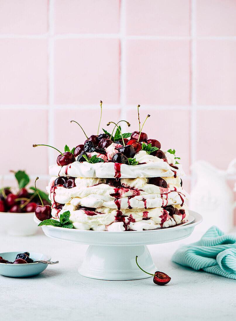 Meringue tart with cherries and cream