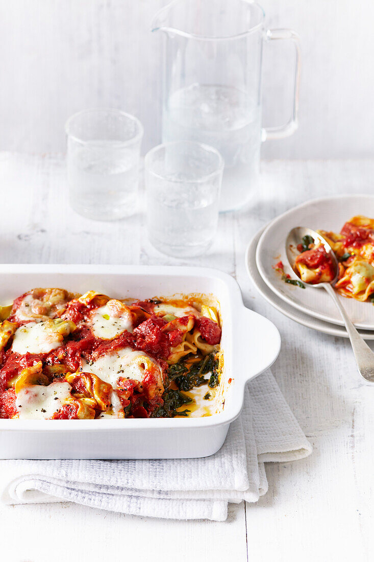 Baked tortellini with spinach and chill