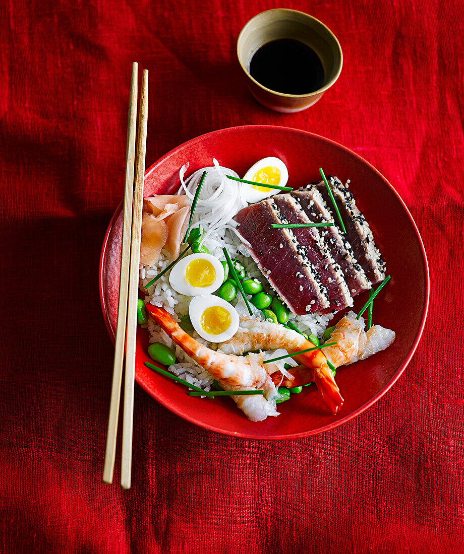 Chirashi - Japanisches Thunfischfilet mit Edamame und Wachteleiern