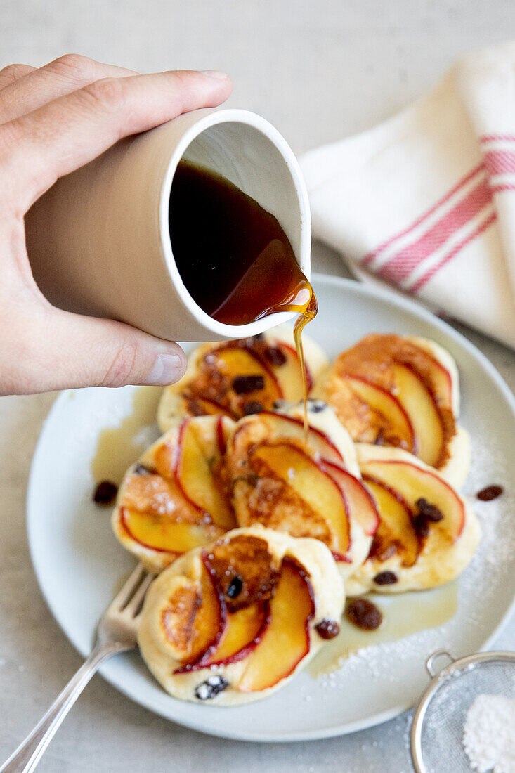 Apfel-Pfannküchlein mit Rosinen und Ahornsirup