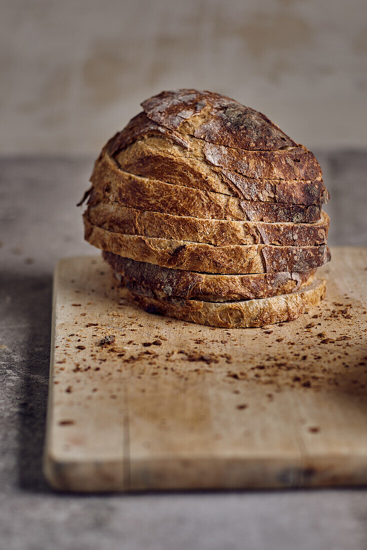 Frisch geschnittenes Sauerteigbrot auf Holzbrett