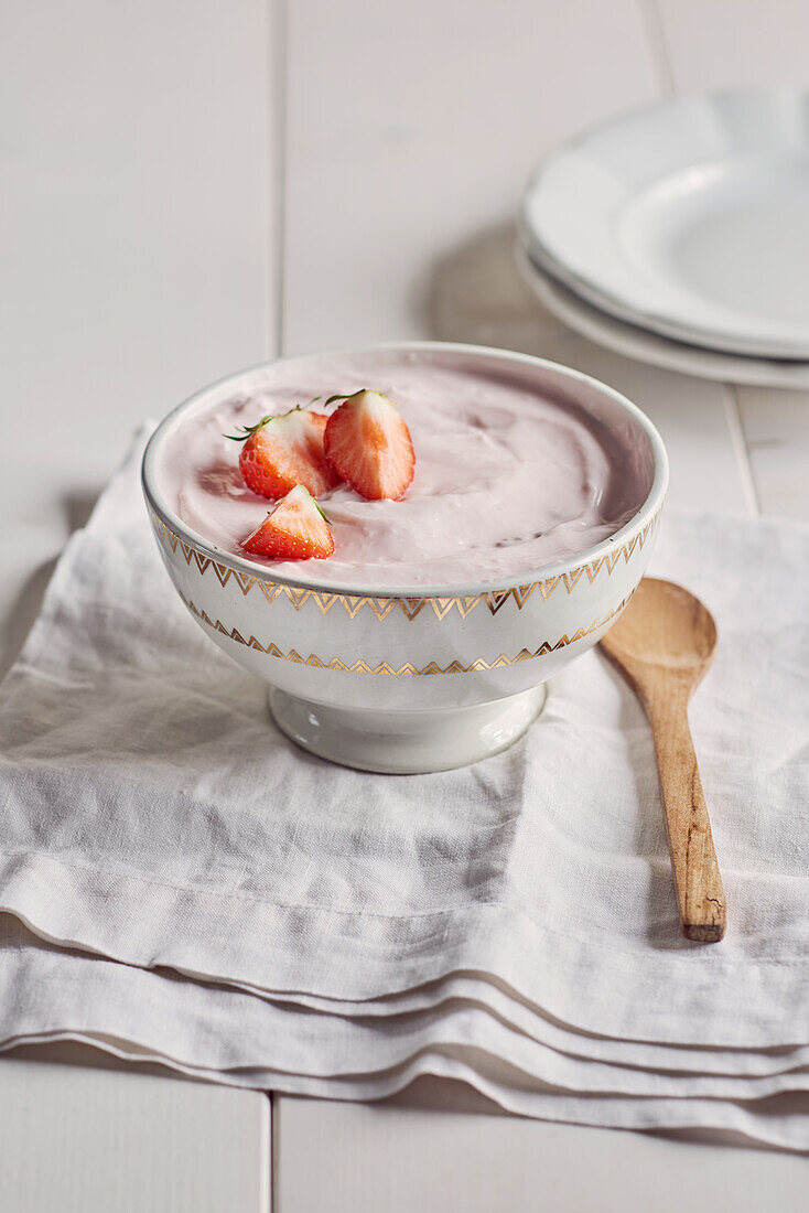 Erdbeerjoghurt im Porzellanschälchen