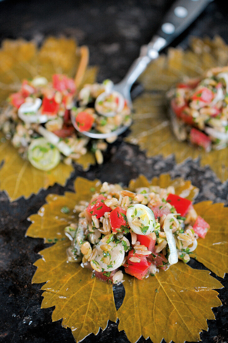 Grünkern-Minze-Salat auf Weinblättern