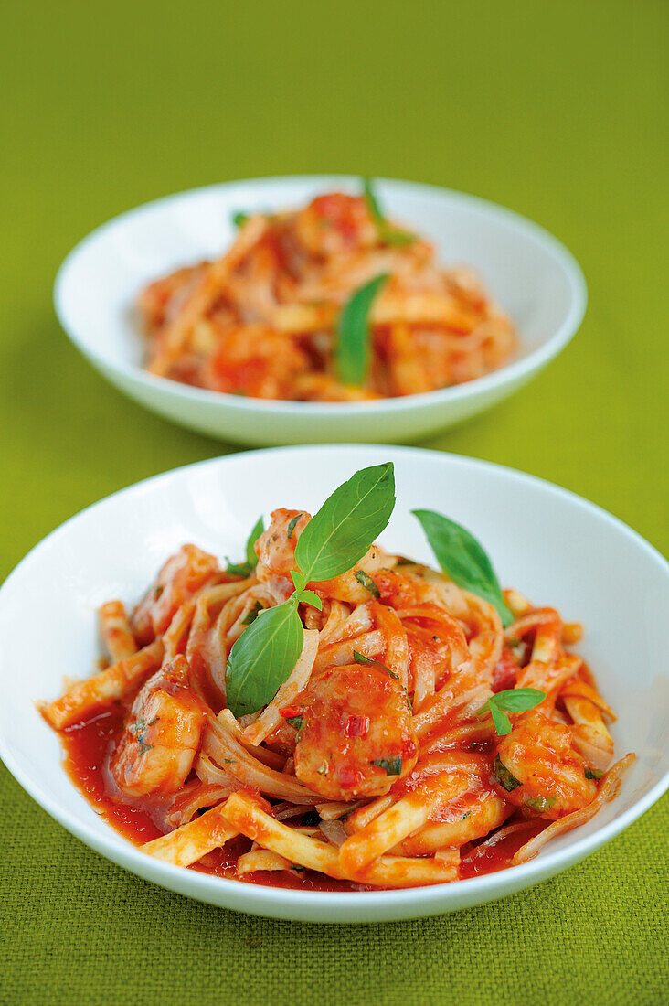 Rice noodles with palm hearts and prawns