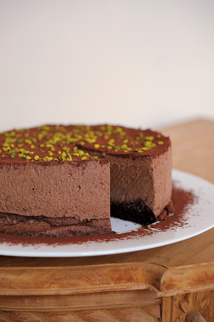 Schokoladenmousse-Torte mit Tonkabohnen, angeschnitten