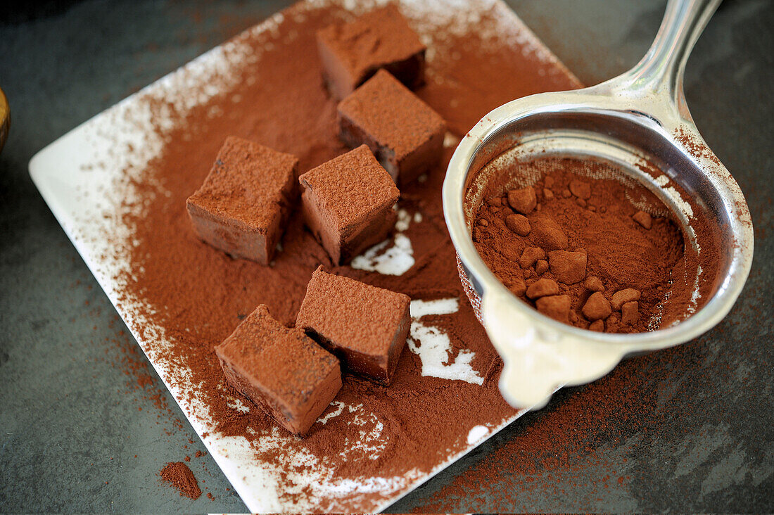 How to prepare chocolate truffle skewers: Dust truffles with cocoa powder