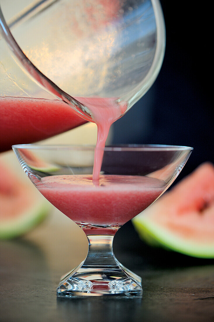Wassermelonen-Margarita in Glas gießen
