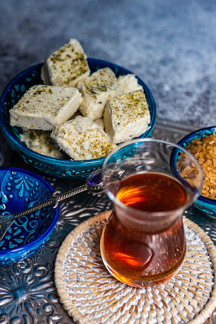 Türkischer Tee serviert zu Halva