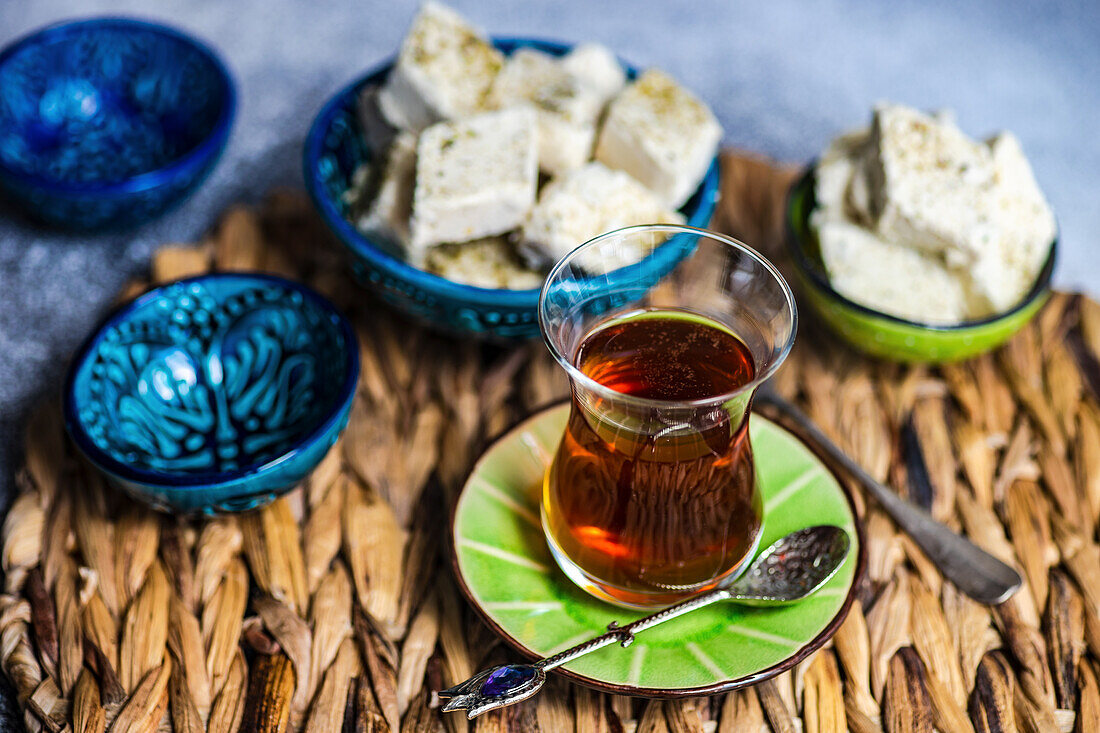 Türkischer Tee und Halva