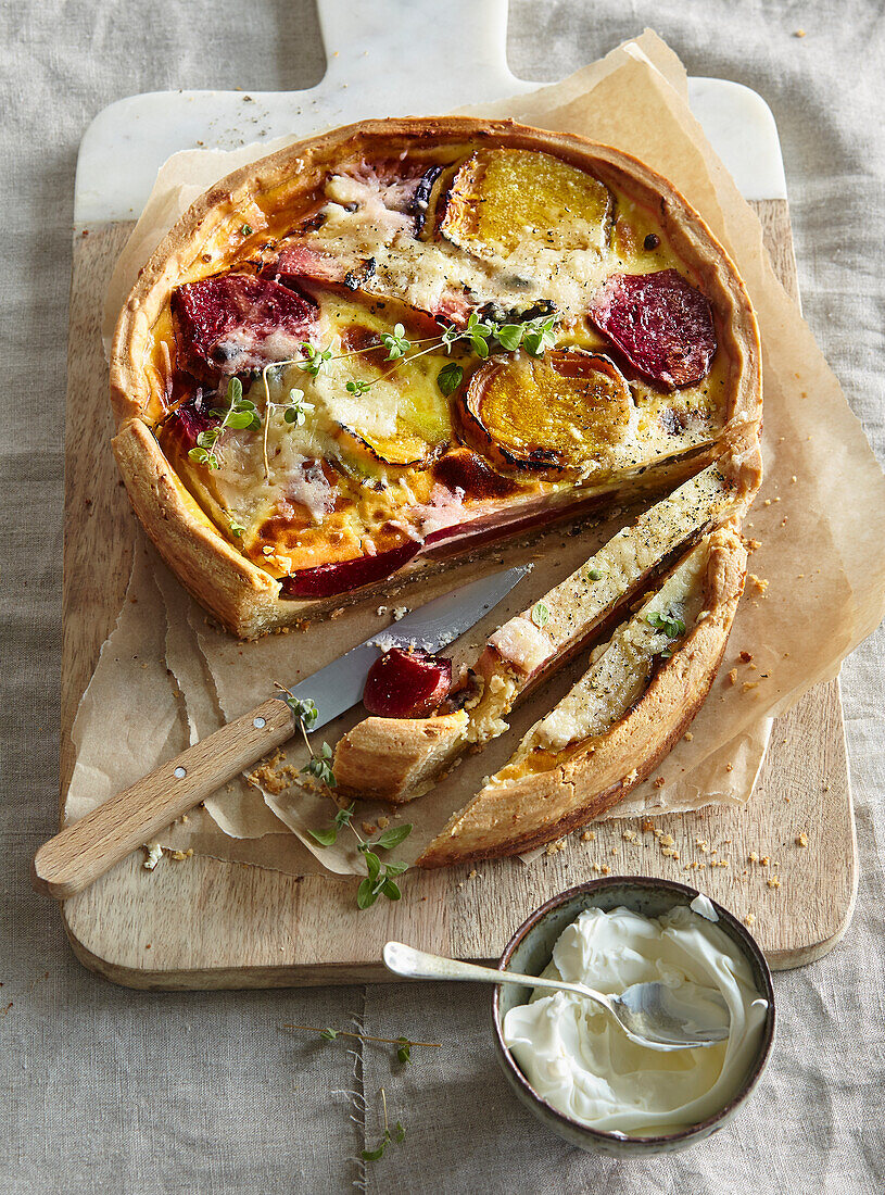 Herbstquiche aus Käseteig mit Rote-Bete und gelbe Bete