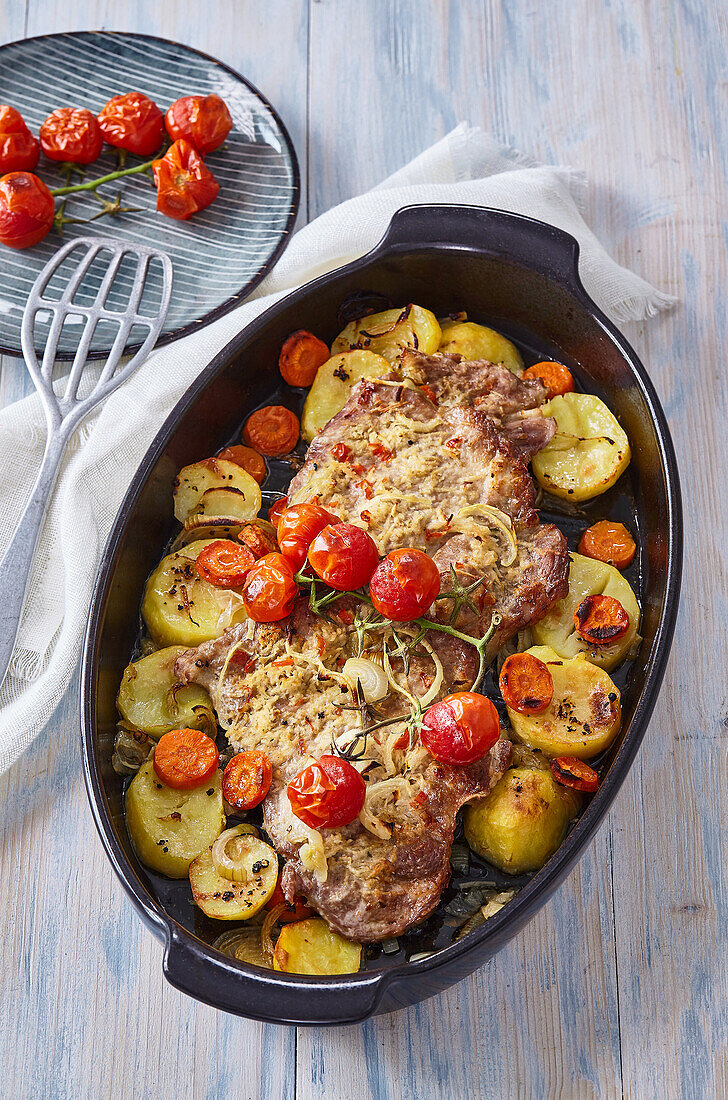 Gebackenes Schweinefleisch mit Meerrettich, Kartoffeln und Tomaten