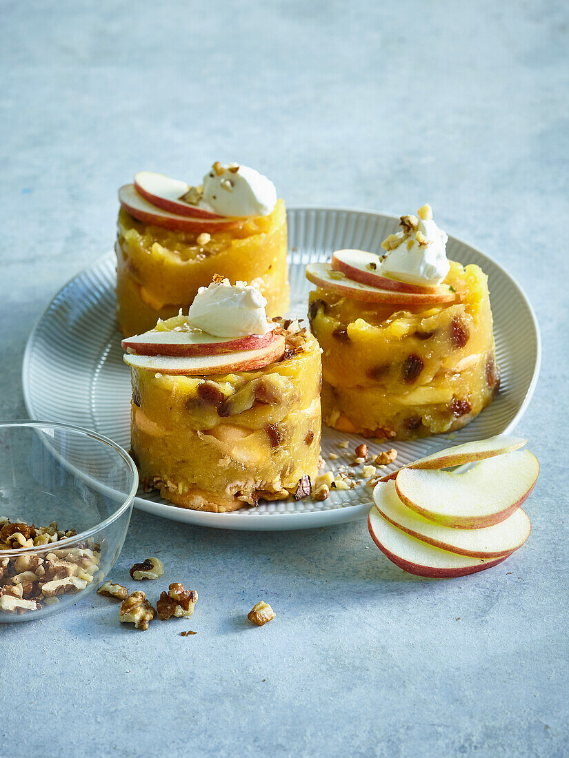 Small apple tarts with nuts