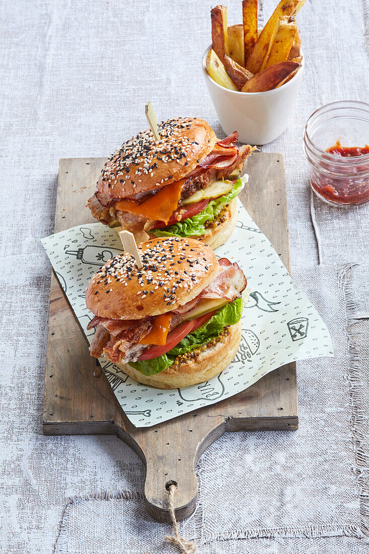 Speckburger mit Tomate, Gurke und Käse