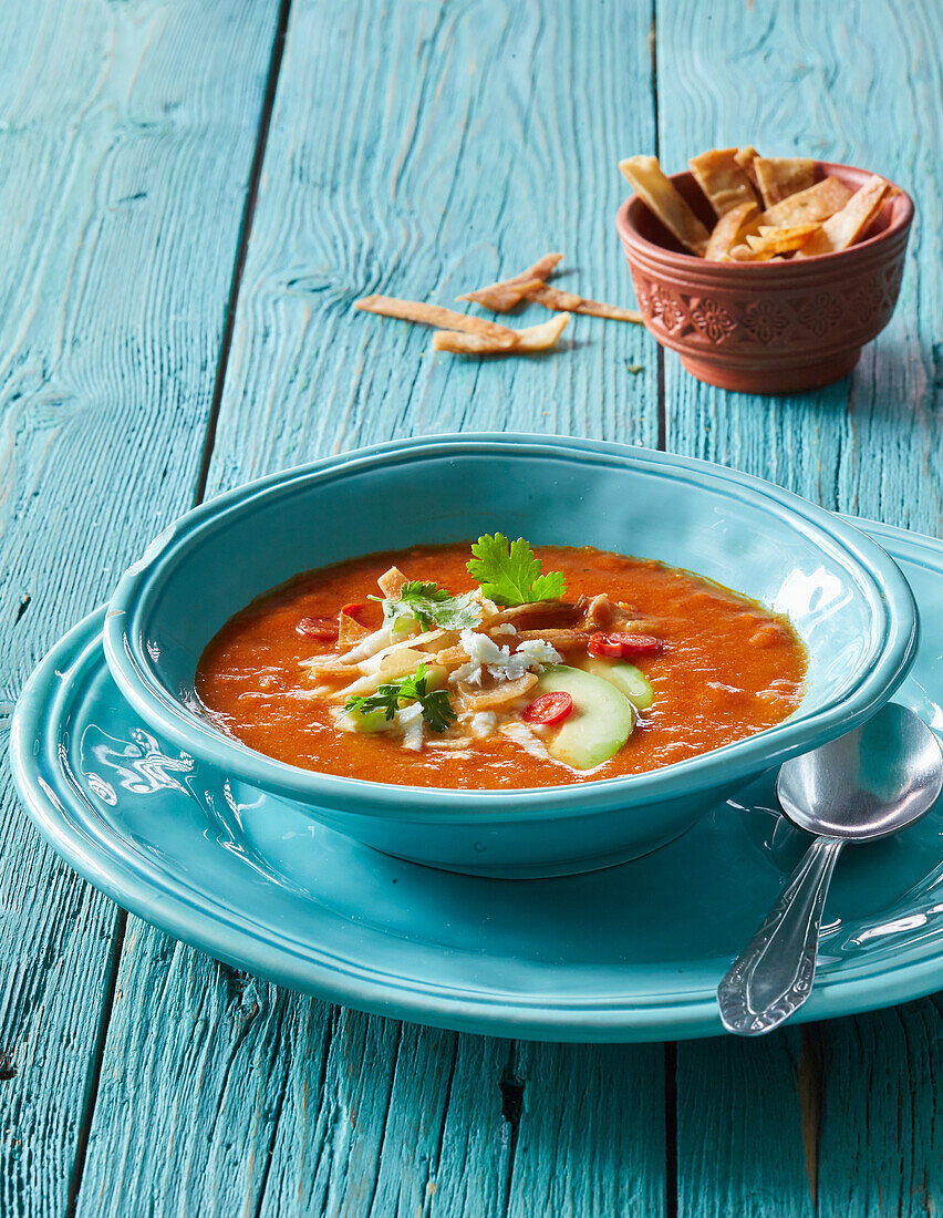 Azteken-Suppe (Suppe mit gebratenen Tortillastreifen und Avocado, Mexiko)