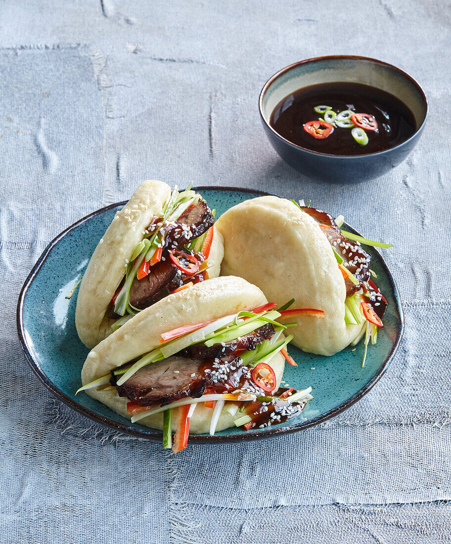 Bao-Brötchen mit Gemüse und Schweinefleisch