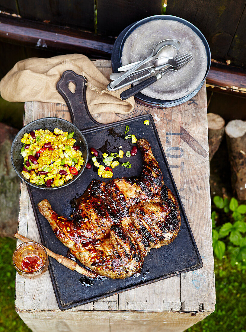 Ganzes gegrilltes Hähnchen in saurer Buttermilch mariniert