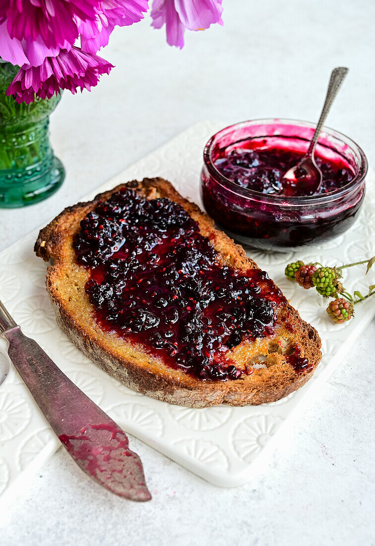 Geröstetes Brot mit Brombeermarmelade