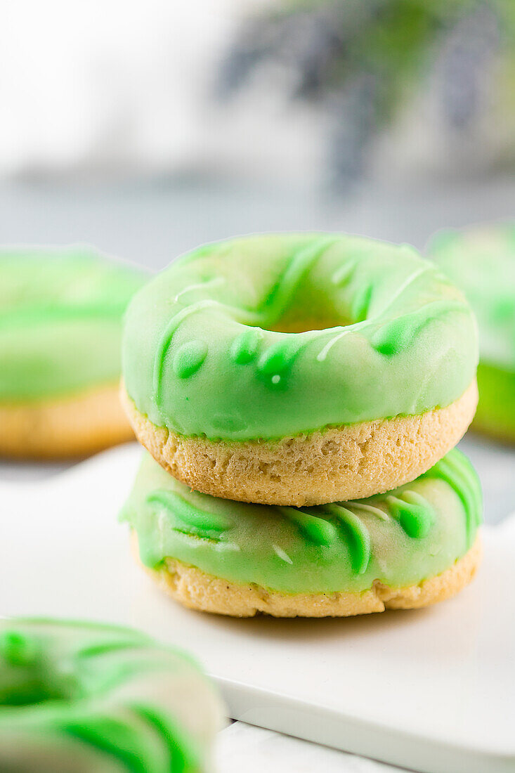 Selbstgebackene Donuts aus Low-Carb-Hefeteig mit Apfelgeschmack