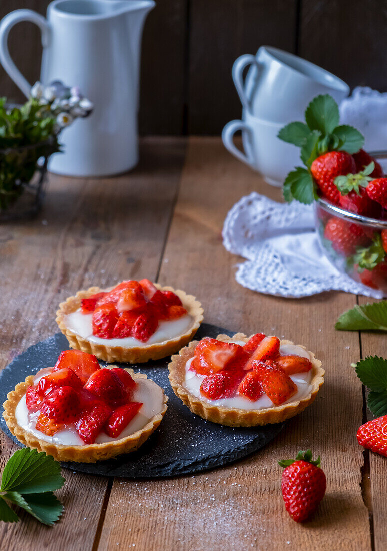 Strawberry cream tarts