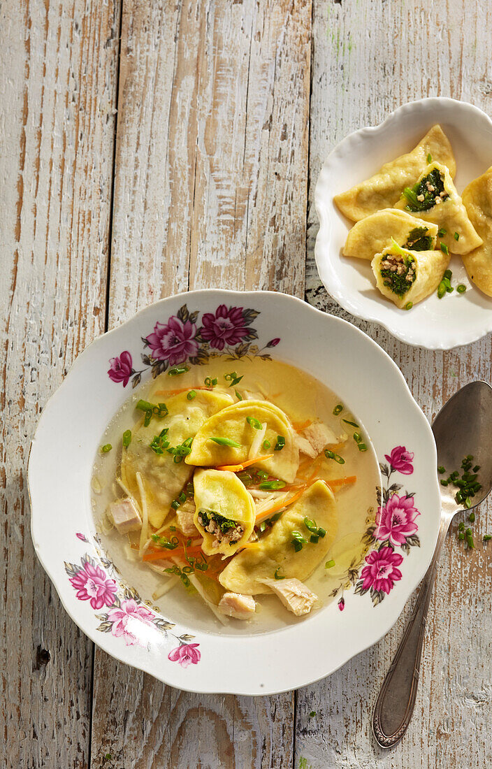 Chicken broth with spinach pasties