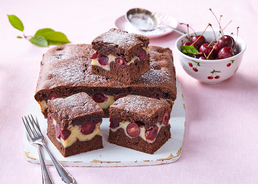 Cocoa cuts with mascarpone and cherries