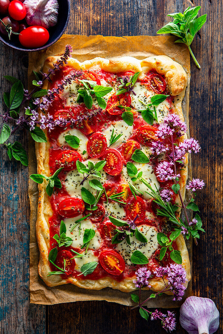 Pizza Margherita mit Mozzarella und frischen Kräutern