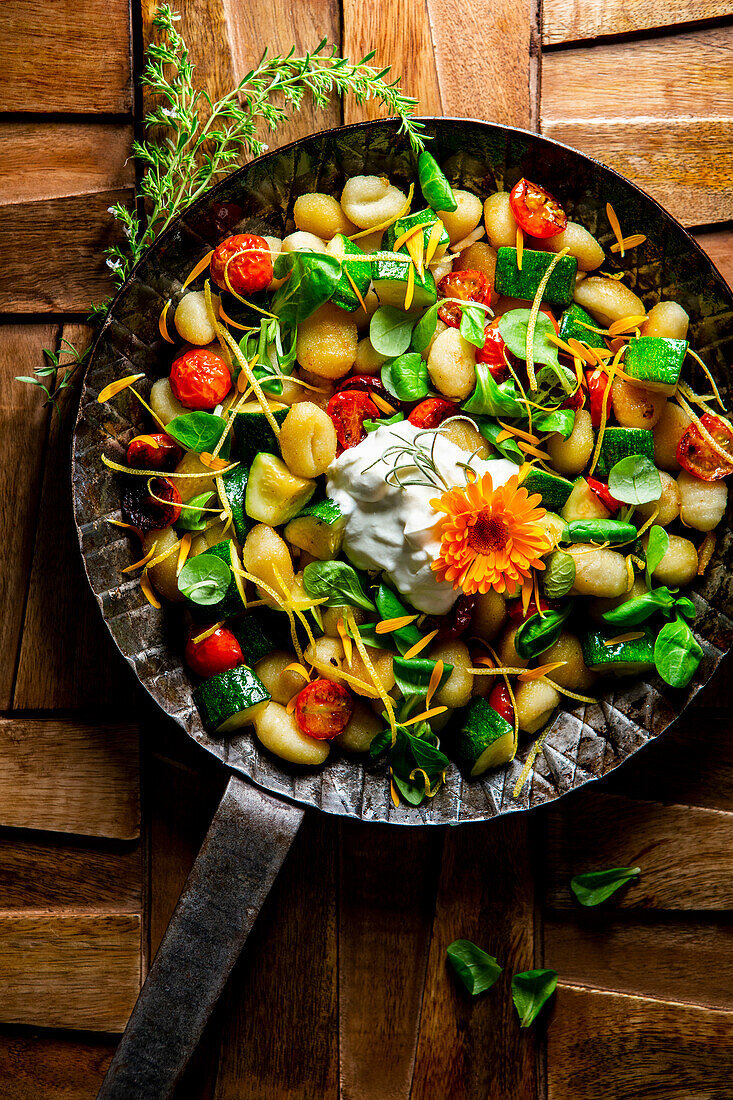 Crispy gnocchi with vegetables