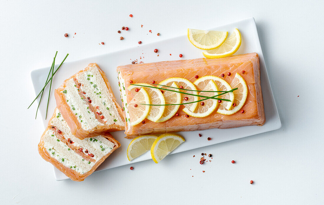 Lachsterrine mit italienischem Weichkäse, Brot und rosa Pfeffer