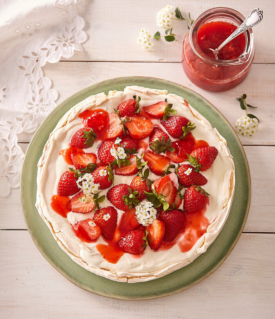 Meringue tart Pavlova with strawberries