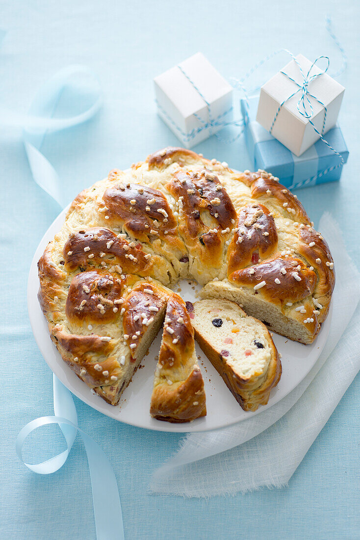 Süßer Hefekranz mit kandierten Früchten