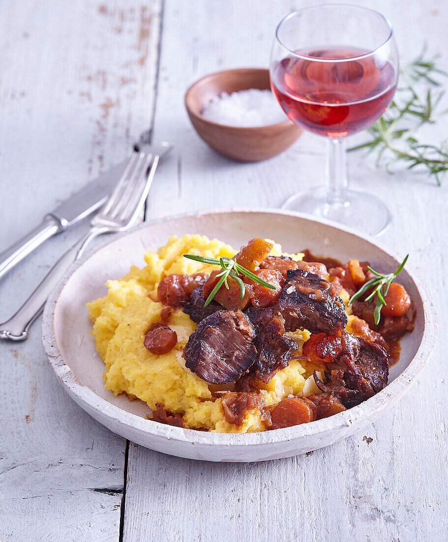 Rindfleisch in Rotwein mit Polenta