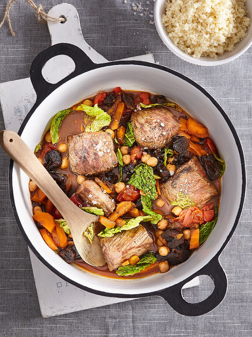 Rindfleisch mit Dörrpflaumen und Gemüse