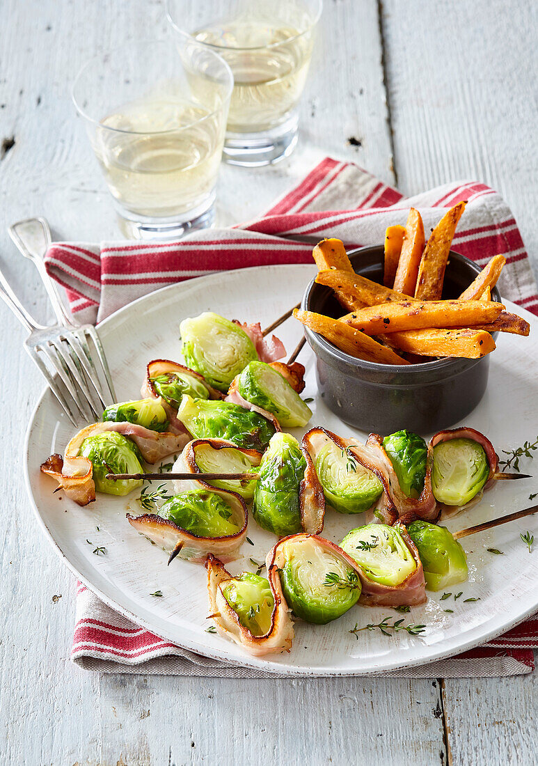 Rosenkohl-Schaschlik mit Speck und Süßkartoffelpommes