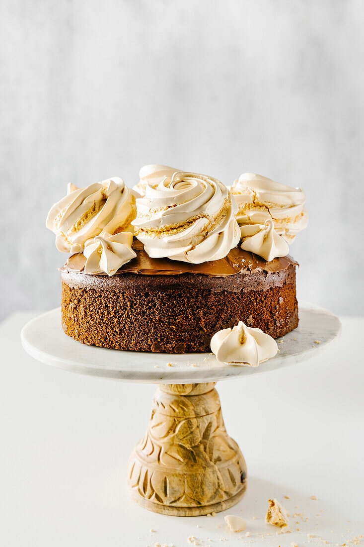 Schokoladenkuchen mit Karamell-Baiser