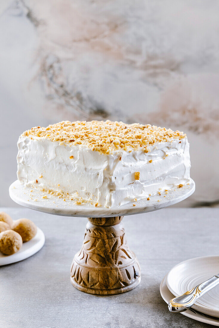Honey vanilla cake, layers of sponge and cream, covered with a vanilla frosting.