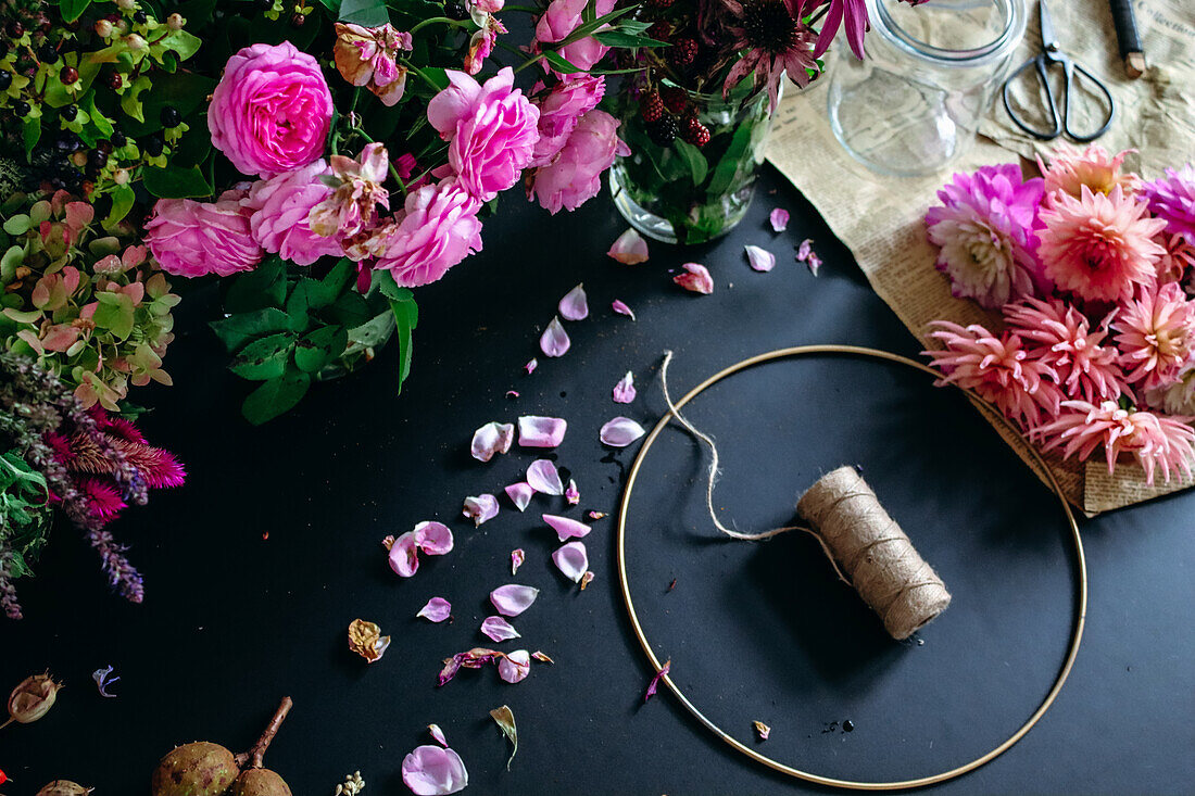 Metallring, Rosenblüten und Dahlien für einen Kranz