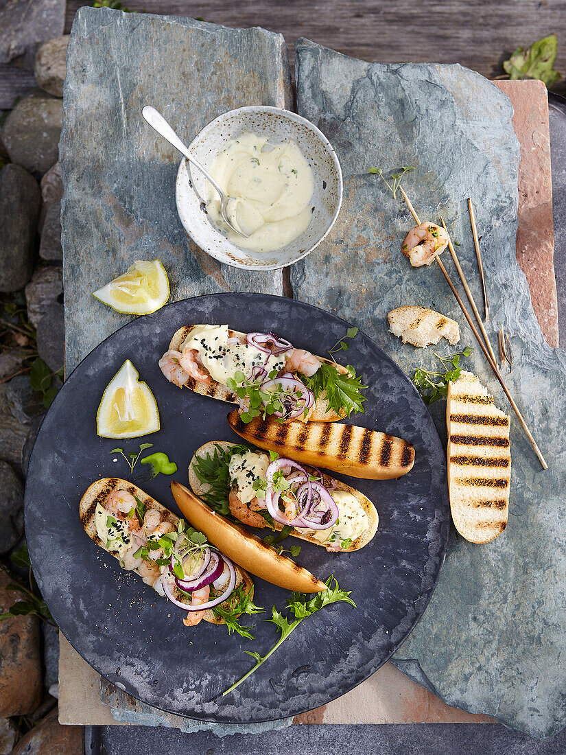 Gegrilltes Baguette mit Garnelen und Zitronenmayonnaise